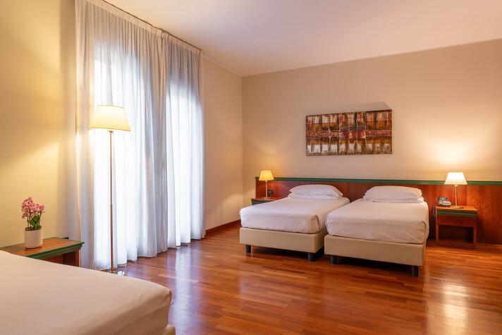 Triple Room Hotel Raffaello Milan Triple Room Hotel Raffaello Milan