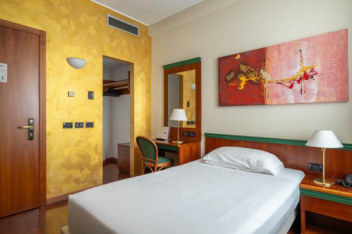 Single Room Hotel Raffaello Milan Single Room Hotel Raffaello Milan